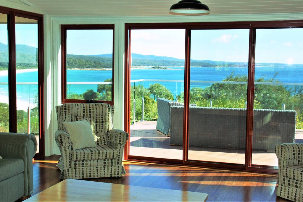The aqua waters of Binalong Bay