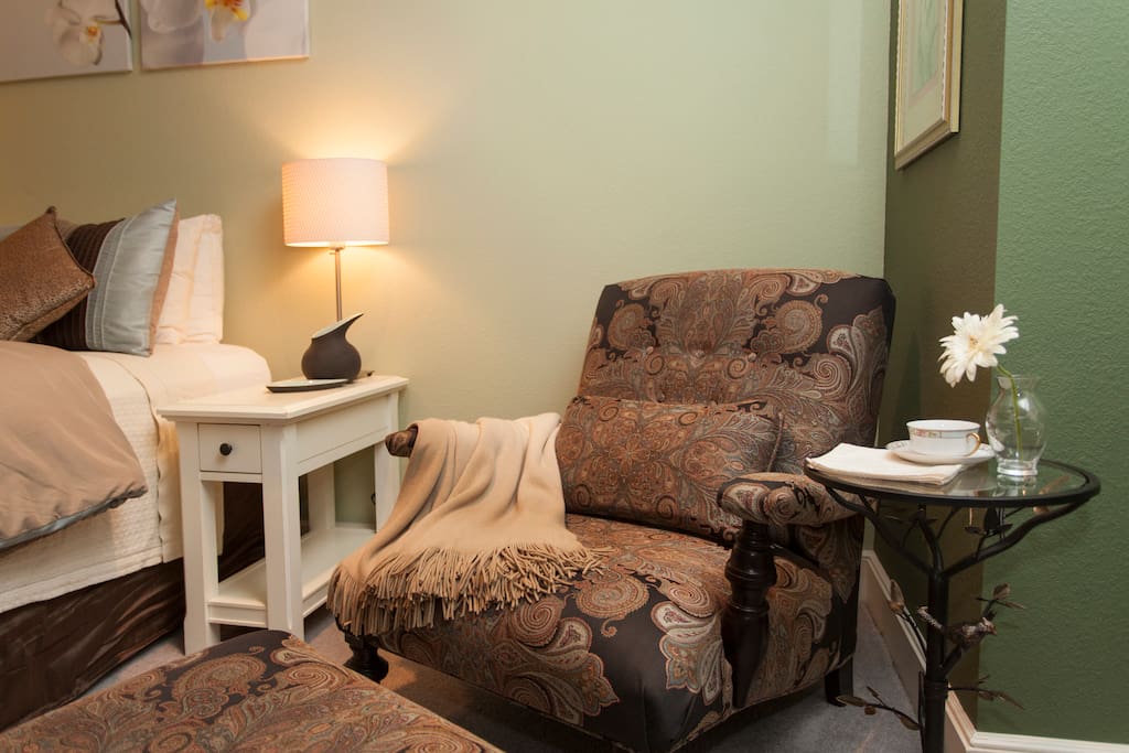 Comfy place to read a book or watch TV. There is a flat screen TV in the room that is hooked up to DirectTV satellite which is free for your use.