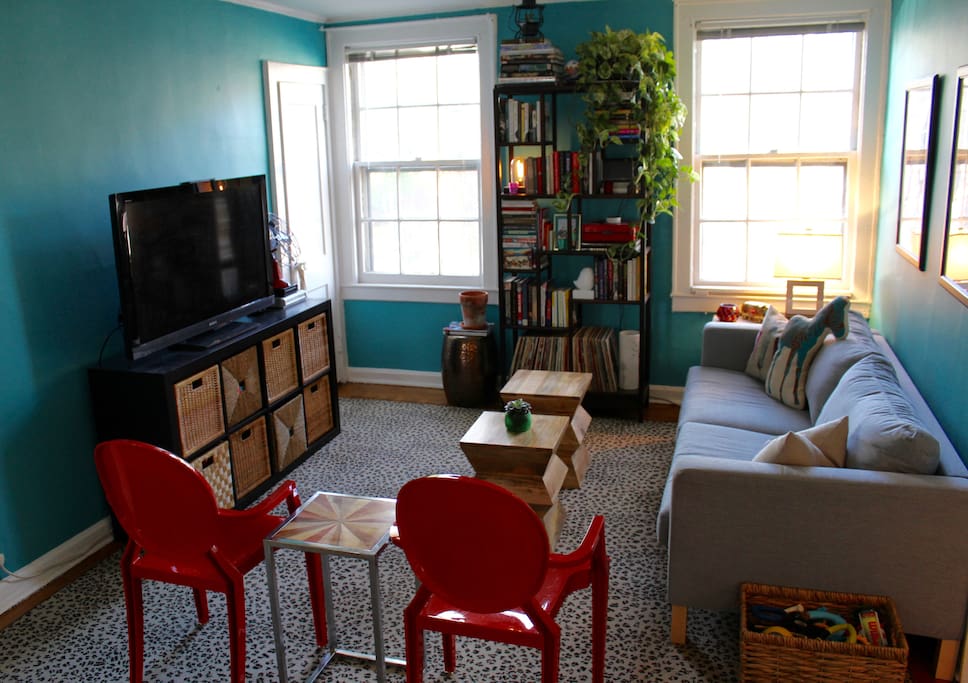 Living room: Guests are free to use the TV to stream anything from Netflix or Hulu. A DVD player is also provided with an assortment of campy movies! A record player with a selection of albums is ready for your enjoyment.