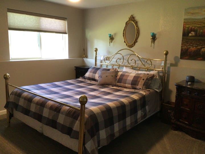 سرير نحاسي بحجم كبير