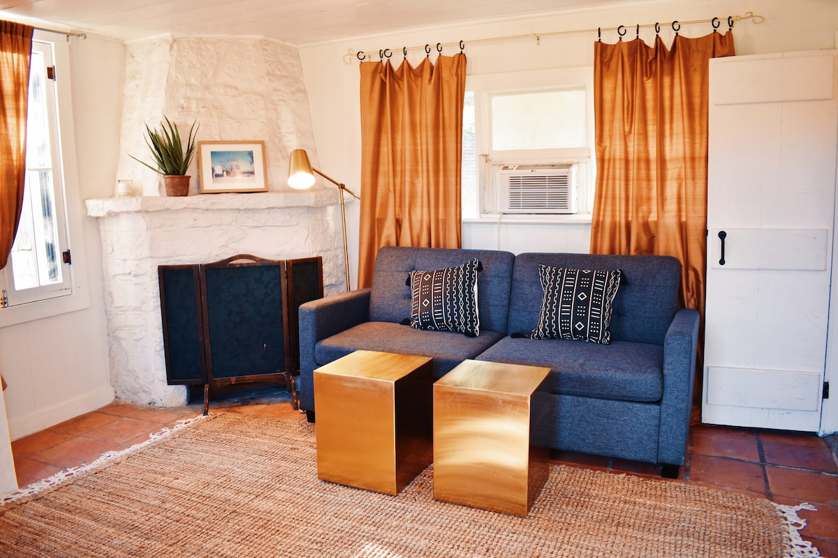 Casita 2; ingresso con zona bar, forno a microonde, mini frigo e roku tv abilitata. Il divano può passare al letto matrimoniale 