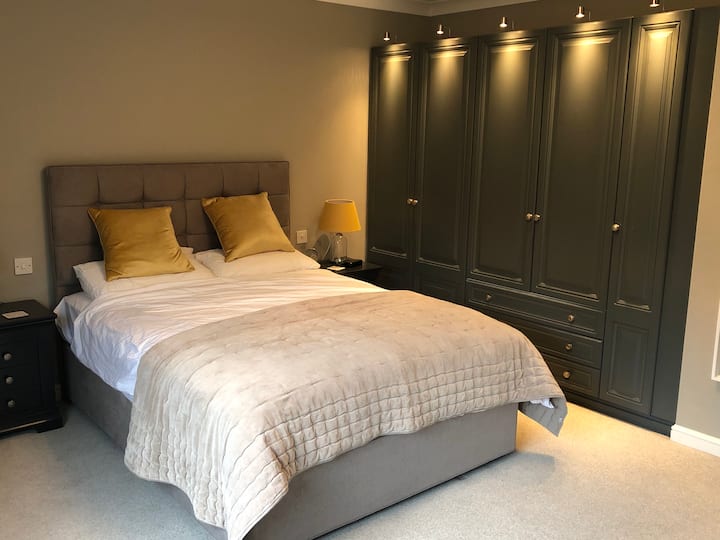 חדר שינה ראשי עם מיטת קינג - סייז וחדר מקלחת צמוד