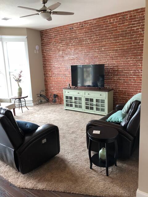 ETL Beck- Nice 2 BR Loft with view of Iola Square