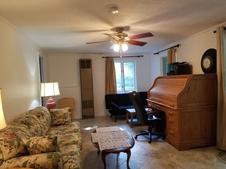 Sala de estar, sofá cama tamaño queen, sofá futón doble y escritorio de oficina con impresora, fax, escaneado y capacidad de correo electrónico.