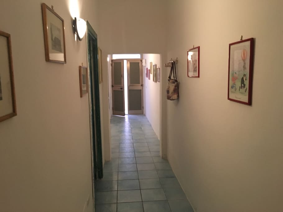 Corridoio con vista porta d'ingresso
