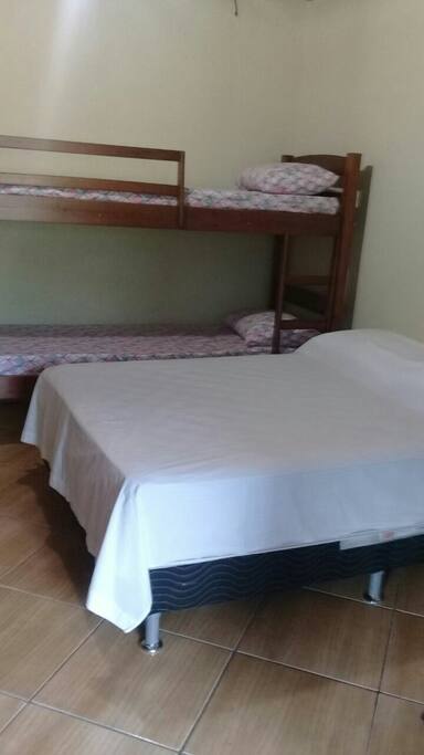 cama de casal e 2 camas de beliche
