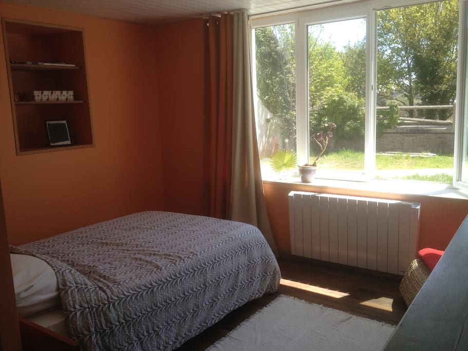 Chambre 1 au rdc, vue sur l'extérieur.