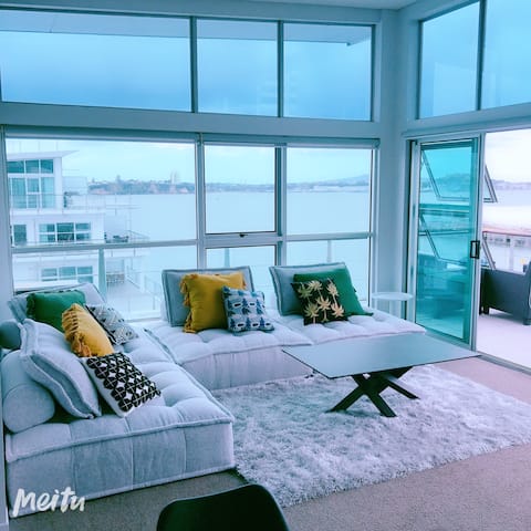 Top Airbnb: Lux Panoramic Seaview Penthouse on Princes Wharf in Auckland City Centre
