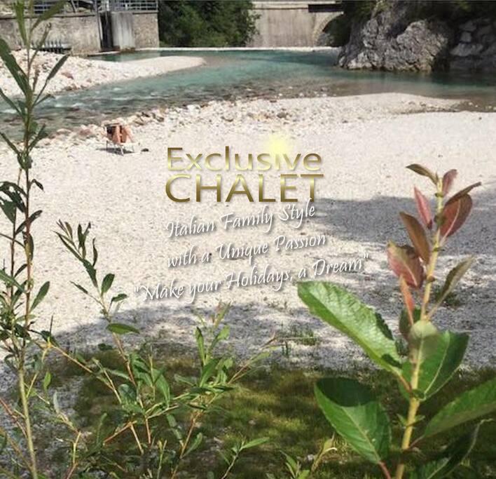L'unico Chalet con la spiaggia in quota sul torrente Slizza. *Nella stagione estiva a disposizione dei nostri Ospiti 4 lettini da spiaggia ed originale attrezzato braciere barbecue. ⛱️The only Chalet with a high-altitude beach on the Slizza stream. * In the summer season available to our guests 4 beach beds and original equipped barbecue brazier.