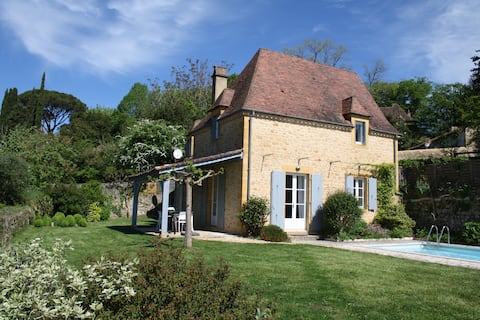 Superb renovation IN Domme, heated pool, views