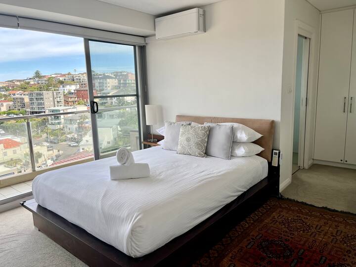 Главна спална соба со брачен кревет (широк 150-179 см), сопствена спална соба, клима уред и телевизор