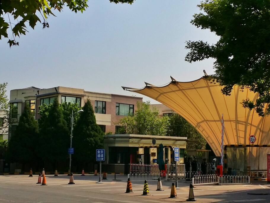 小区大门口