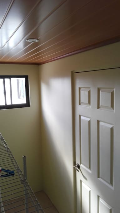Walking closet amplio y ventilado.