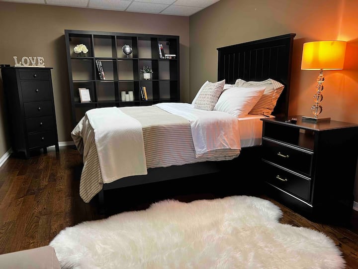 Spálňa číslo 5, veľká spálňa s manželskou posteľou, bežeckým pásom a stacionárnym bicyklom na opačnom konci miestnosti. Má tiež nástenný 40-palcový televízor s „Apple TV“ na otočnom držiaku, ktorý možno ľahko nakloniť na zobrazenie z cvičebného zariadenia.