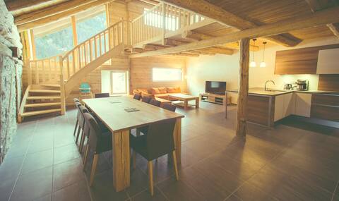 Luxury chalet, infinity hot tub and sauna.