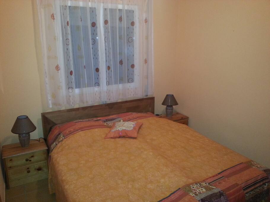 Schlafzimmer mit Doppelbett