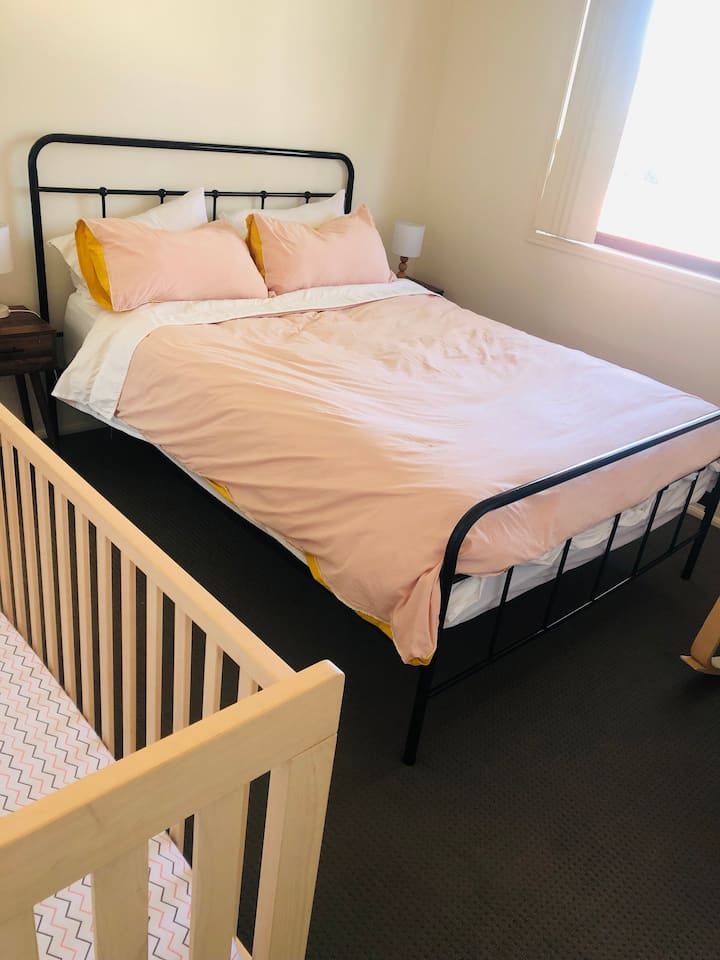 Dormitorio con armario y cuna