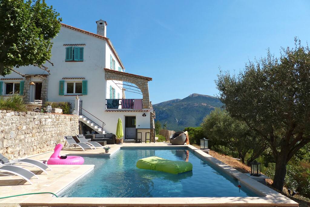 La villa et sa piscine