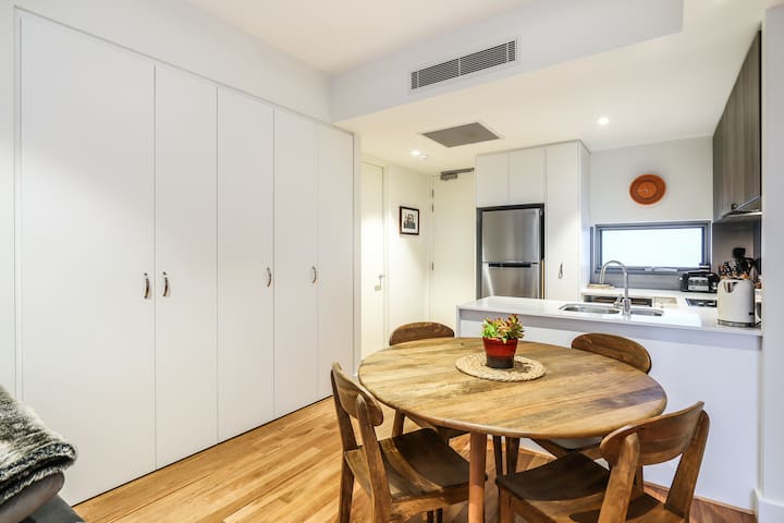 Great appartment walk to city, shops, cafes, art