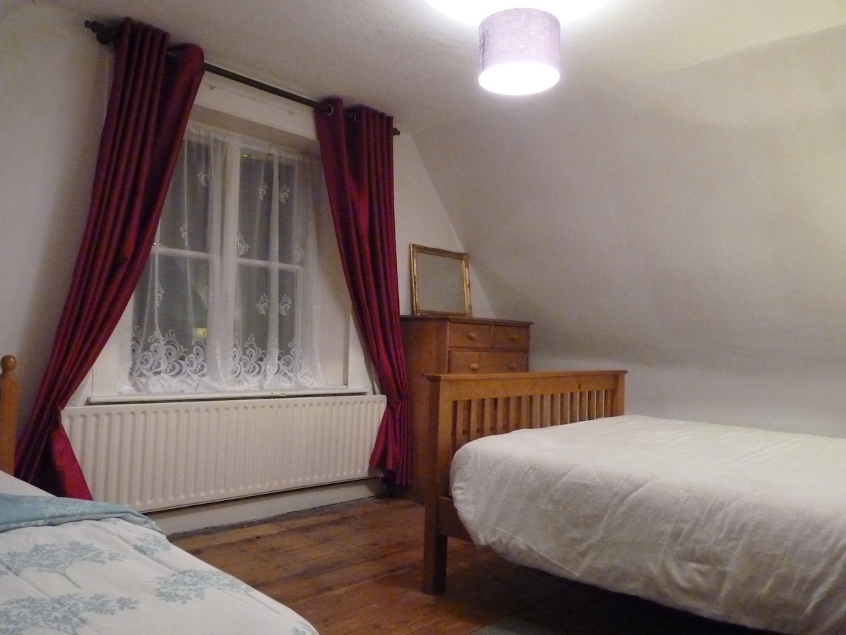 Kati i sipërm Dhomë gjumi familjare me karakteristika të bukura duke përfshirë dërrasat origjinale me rërë të restauruar 