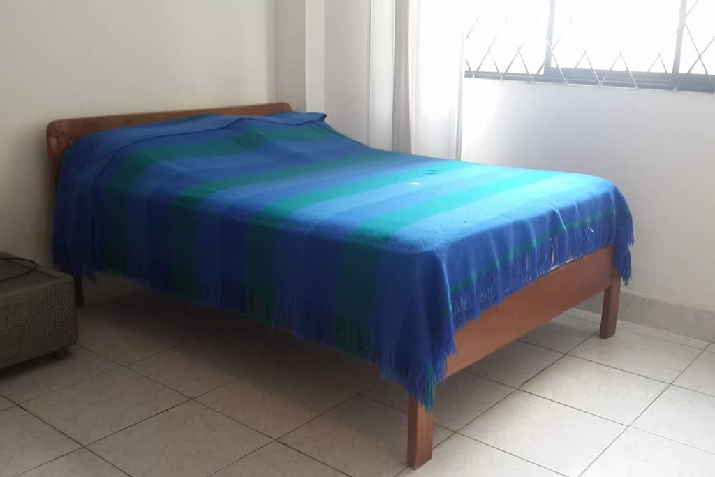 3 habitaciones amplias con ventilacion con cama matrimonial y 2 literas