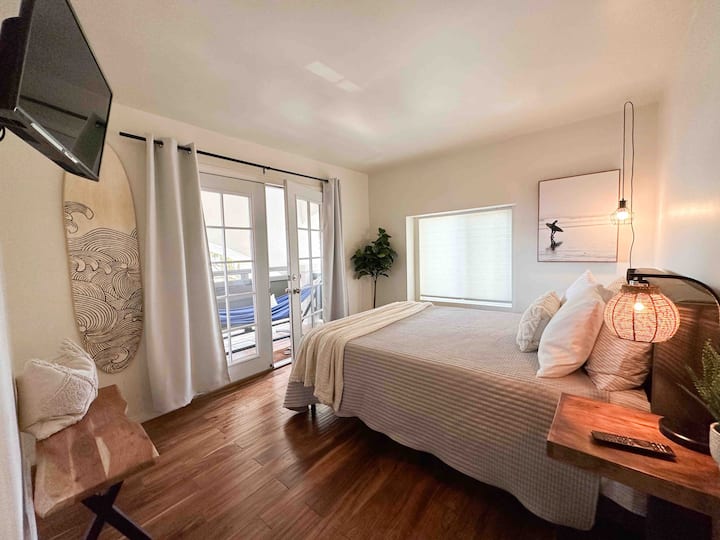 Queen size-säng vetter mot balkong 