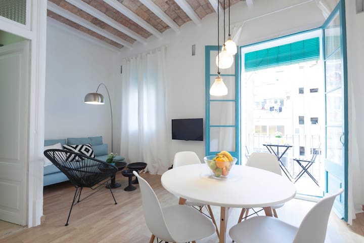 Quiet 3 bedroom balcony Poble Sec