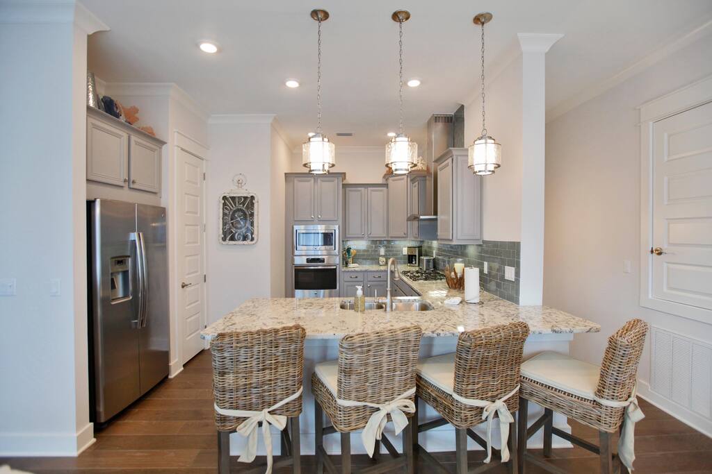 Kitchen with Breakfast Bar