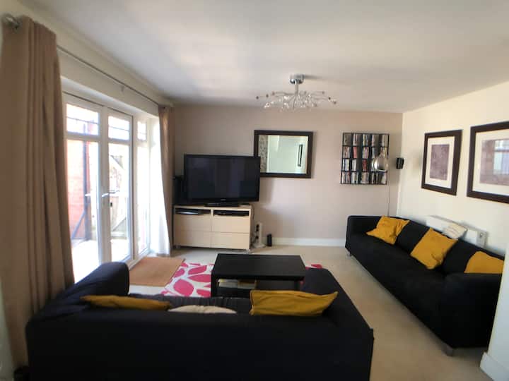 เลานจ์พร้อมทีวีจอใหญ่ทีวี BT Openview และเครื่องเล่น Bluray/DVD ดูตัวเลือกมากมายใน Blurays และ DVD