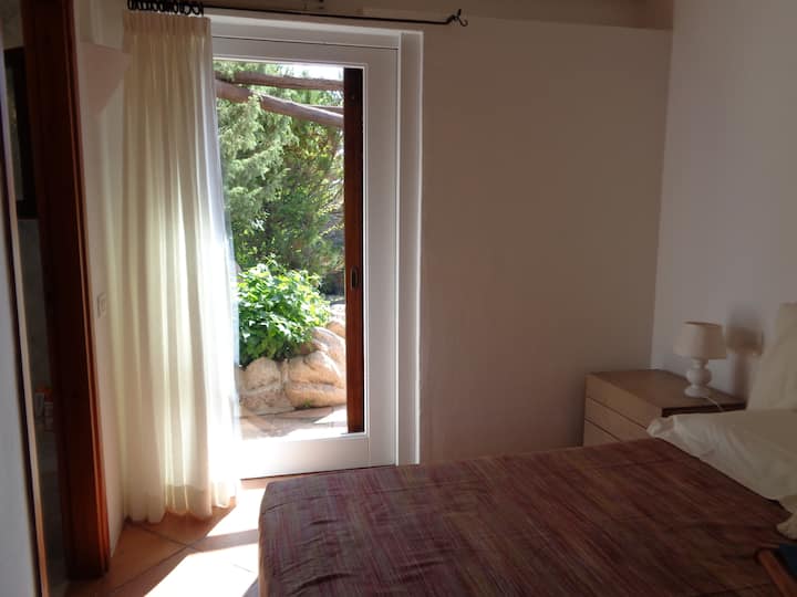 спалня на приземния етаж с отделен вход