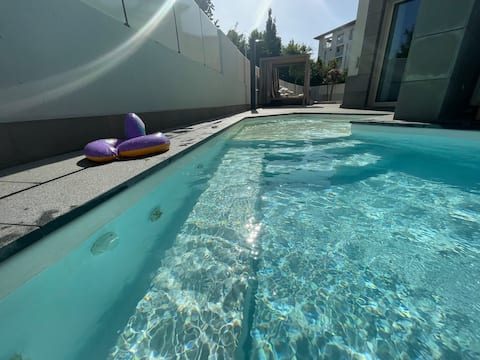 City house with private pool and garden