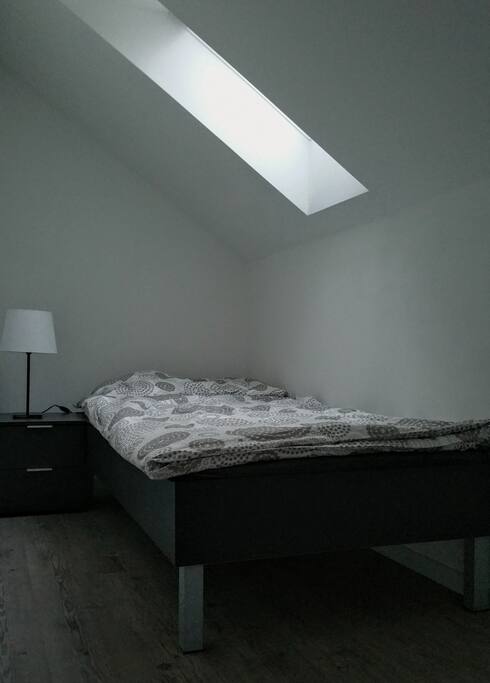 Bett mit Nachttisch