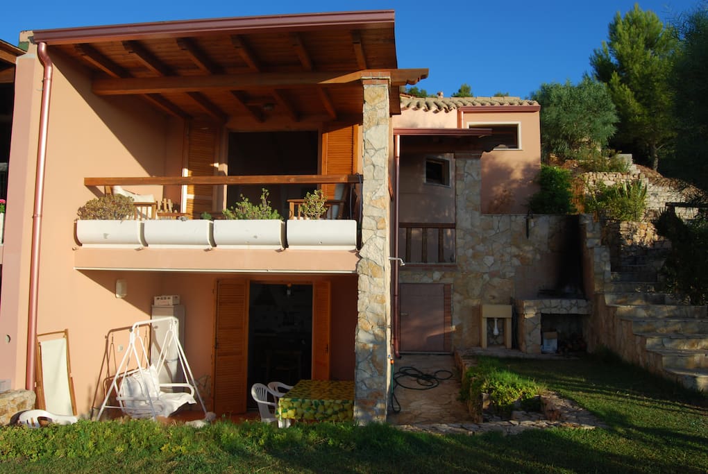 vista casa dal giardino