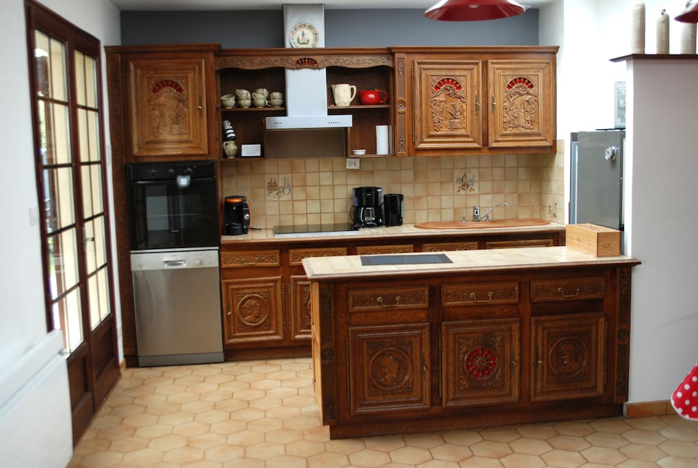 La cuisine, avec lave vaisselle, four, four micro onde, hotte aspirante, plaque induction, cafetière, tassimo, crêpes party, cocotte minute, raclette, grille pain etc...