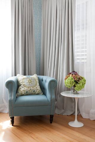 Beautiful, spacious, entertainers home with pool. gallery image 3