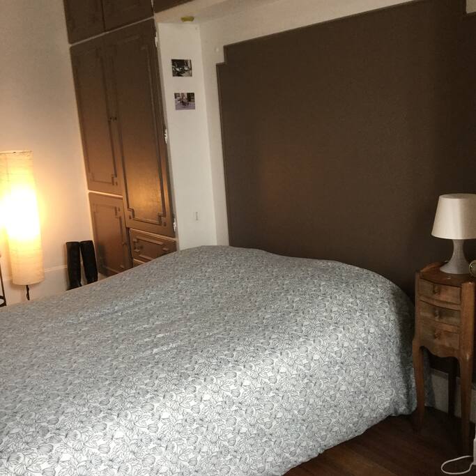 Grande chambre double, très lumineuse.