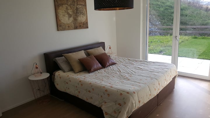 غرفة نوم بسرير مزدوج 220 × 200
