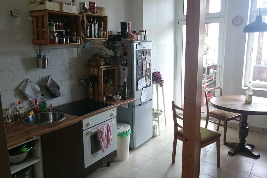 Küche mit Zugang zum Balkon