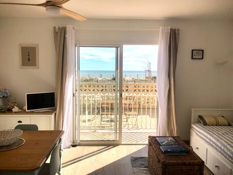 Popular Airbnb listing: Sea view + direct beach access + parking in Saint Cyprien