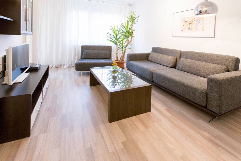 Wohnzimmer mit Relax-Couch und und Relax-Sessel