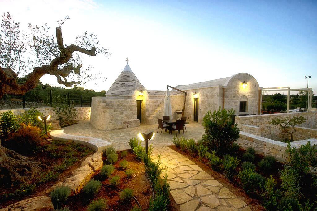 La Dimora (a destra) ed il Trullo con la veranda (a sinistra)