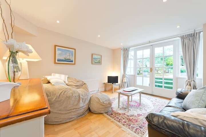 Il soggiorno e la sala TV sono luminosi e ariosi, si aprono su un giardino privato e su un piccolo terrazzo.