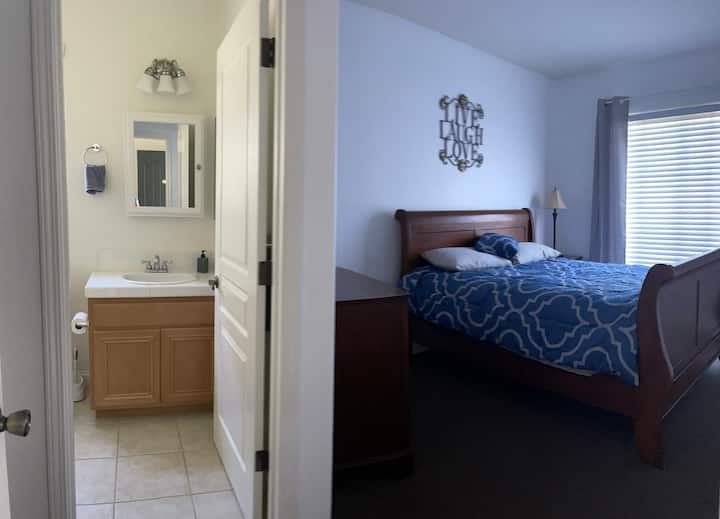 Მეორადი ოსტატი საწოლითა და ცალკე სააბაზანოთი