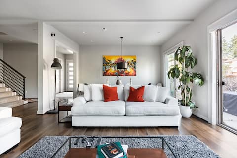 Highland House BIG Vibrant Home near Seattle