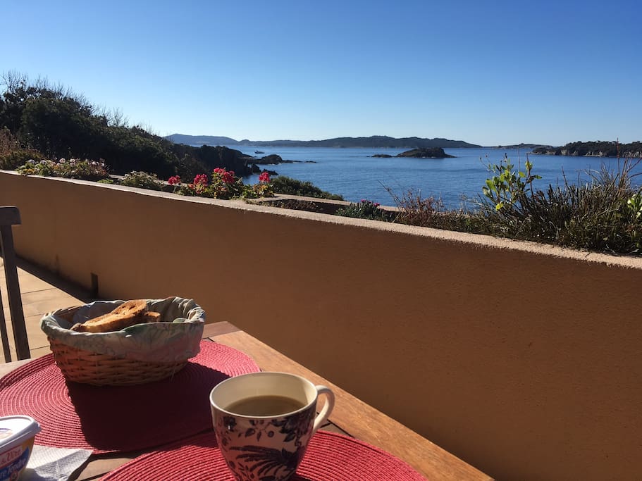 Petit déjeuner avec vue sur les îles de Porquerolles, Petit Ribaud et Grand Ribaud