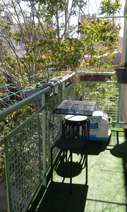 Balcon plein sud pour le petit déjeuner - Accès par cuisine