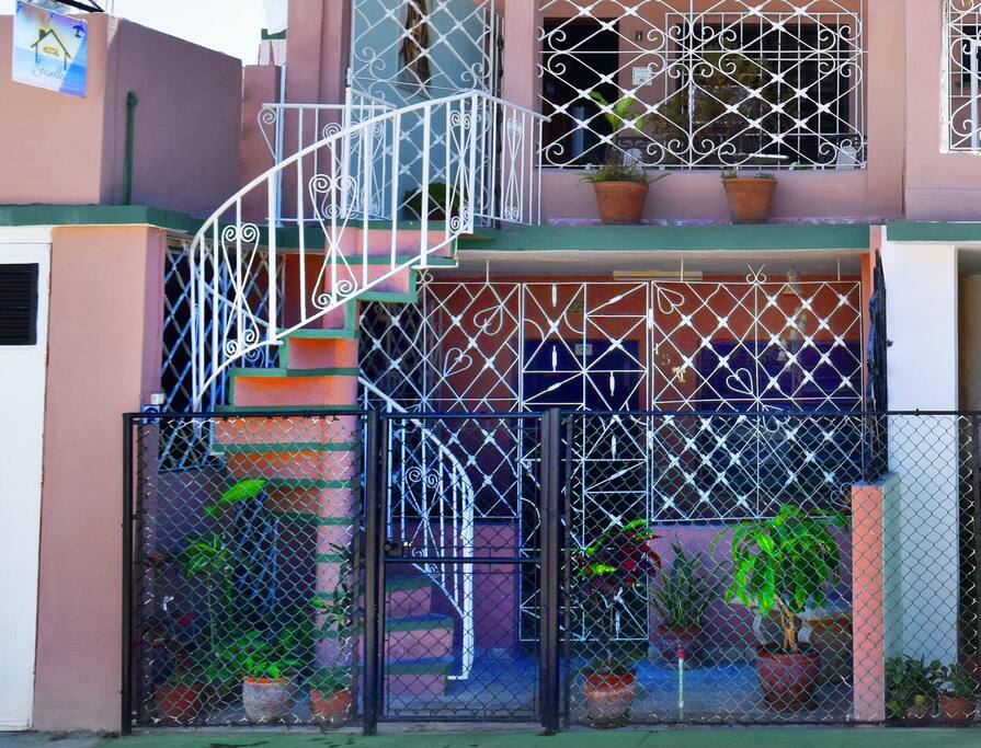Front of the house/Frente de la casa