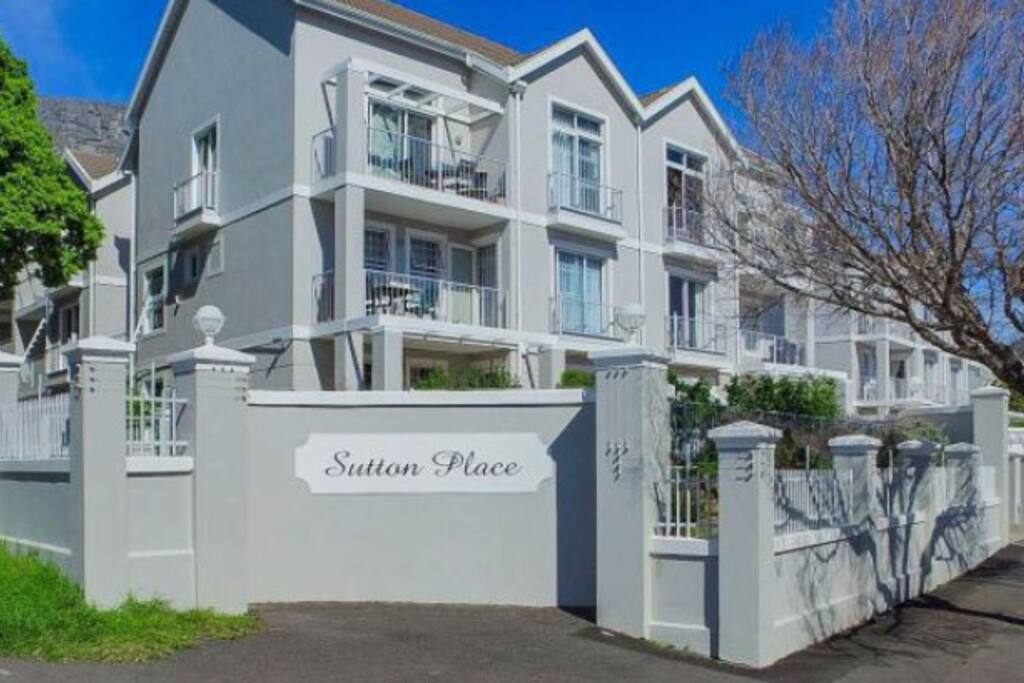 Sutton place
On the corner of Vriende and Schoonder Street; Entrance on Vriende Street.