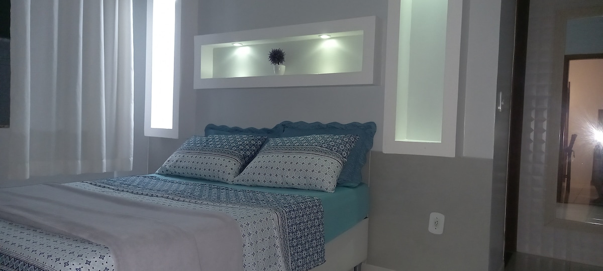 Bevat 1 tweepersoonsbed en 1 extra eenpersoonsbed. Suite met airconditioning, plafondventilator en een kast.  Bevat beddengoed, kussen en koude dekens.