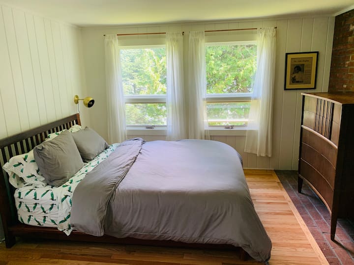 Საძინებელი №1 ტბისა და კედარის ხეების ხედით.